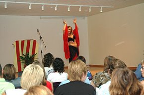 Els alumnes de l'Oficina Local de Català celebren el fi de curs amb danses tradicionals