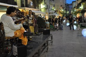 Divuit comerços del Barri Antic surten al carrer en la primera Nit del Comerç amb música en directe, desfilades i promocions