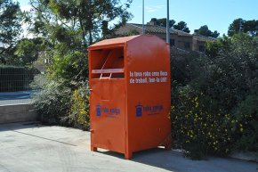 Els tres contenidors de Roba Amiga que hi ha a Cambrils recullen un total de 400 quilos de roba al mes