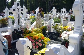 La visita al cementiri parroquial, eix de la diada festiva de Tots Sants