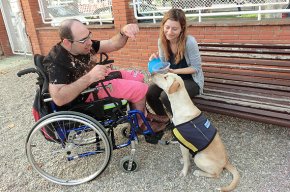 Els usuaris de l'esplai El Gripau Blau aprenen a educar la seva mascota a través d'un taller amb gossos ensinistrats