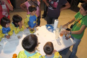 Els nens aprenen don surt loli al Museu Agrícola de Cambrils