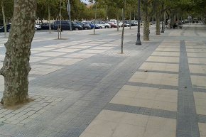 La brigada reomple 26 escocells d'arbres del passeig d'Albert per millorar la seguretat dels vianants
