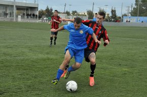 El FC Cambrils perd a casa davant el líder