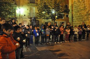 Xiquets cambrilencs participen en una encesa d'espelmes conjunta impulsada per Mans Unides