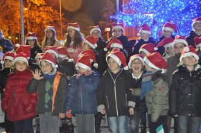 L'encesa de l'enllumenat nadalenc als carrers enceta les festes