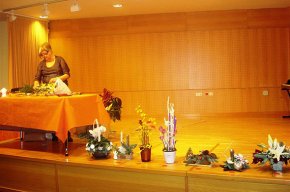 S'imparteix un taller d'ornamentació floral nadalenca al Casal Municipal de la Gent Gran