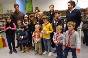 L'Associació de veïns del barri de l'Estació reparteix els premis del 1r Concurs de punts de llibre