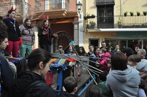 L'Agrupament Escolta Gent de Mar fa cagar el tió a la plaça d'Espanya i a la plaça de l'església de Sant Pere