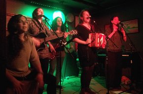 Les Ai Carai! omplen el Mara's d'alegria i folk