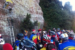 La Penya Cicloturista Cambrils planta el pessebre dalt del Coll de la Teixeta