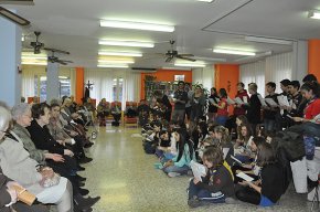 Els escoltes ofereixen un recital de nadales als avis de la residència Baix Camp