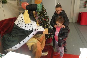 Un patge del rei Baltasar recull cartes a la seu de l'Associació de veïns del barri de la Llosa