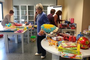 L'Associació Dones Amunt reparteix un total de 87 joguets a les famílies cambrilenques amb pocs recursos
