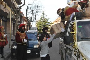 Ses Majestats reparteixen, casa per casa, uns 850 paquets a Cambrils