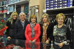 La UB lliura el premi a la botiga Rosa Modes, establiment que va lliurar la butlleta guanyadora del Sorteig de Nadal