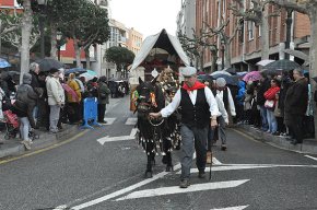 La pluja s'afegeix a la celebració dels Tres Tombs 