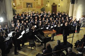 LOrfeó Català i la Coral Verge del Camí ofereixen un emotiu concert a lErmita