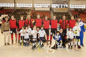 Els jugadors més petits del Cambrils CH es fotografien amb la plantilla del Reus Deportiu