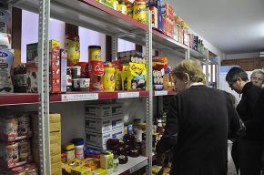 Nou sistema de distribució d'aliments a Càritas de la parròquia de Santa Maria