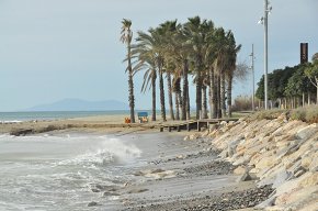 El temporal es menja una part de la platja propera a la riera de Riudecanyes