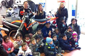 Els alumnes d'educació infantil de l'escola Marinada estudien el món de les motos de la mà d'Ivan Cervantes