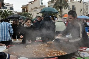 La galerada popular al port serveix 1.130 racions, tot i la pluja