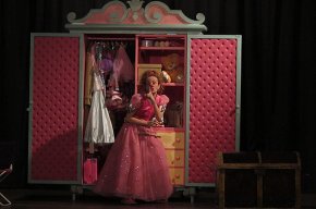 La pallassa La Bleda presenta Tut-turutut la Princesa davant d'un públic molt familiar al Casal Parroquial