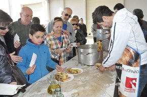 Se serveixen unes 800 racions en la fregida de galeres i calçots a la Cooperativa