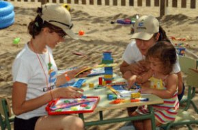 Dues ludoteques infantils a la platja diversifiquen loferta turística