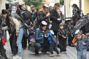Els Saltirons celebren la seva rua de Carnaval disfressats amb màscares d'Anonymous