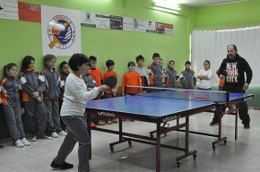 Els alumnes l'escola La Bòbila fan un tast de tennis taula a les instal·lacions del CTT Cambrils