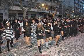 La rua de Carnaval omple de festa i confeti els carrers