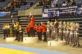 La cambrilenca Nerea Mestre, del Club Patí l'Aldea, es penja la medalla de bronze al campionat d'Espanya