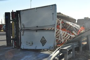 Un camió tràiler carregat de mandarines bolca a la rotonda elevada del costat de la Cooperativa Agrícola