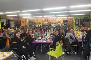 Un centenar de dones celebren el Dia Internacional de les Dones amb un sopar de germanor