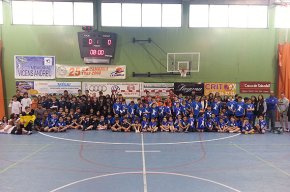 Uns 150 xiquets participen en una trobada de mini handbol organitzada pel CH Cambrils