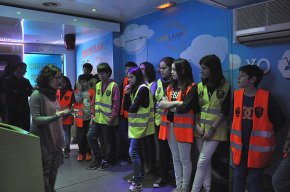 Uns 350 alumnes cambrilencs visiten l'Escola mòbil de reciclatge instal·lada a la plaça d'Aragó