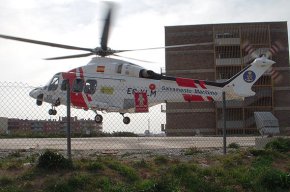 Rescatat en helicòpter un pescador cambrilenc mentre estava treballant a 26 milles de la costa