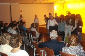 Laula de teatre del Casal de la Gent Gran representa la sàtira Ells diuen guerra i jo dic NO gràcies