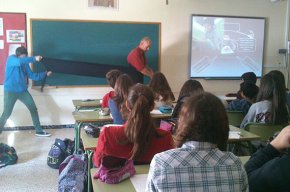 Els Xiquets de Cambrils porten la cultura castellera als centres educatius amb l'Escola de castells