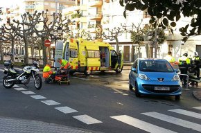 Col·lisió entre un cotxe i un ciclomotor en una cruïlla del barri de l'Eixample
