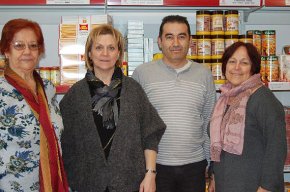 La Unió de Botiguers dóna 1.900 euros a Càritas recaptats en la campanya "El Nadal més divertit"