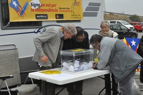 L'ANC de Cambrils fa una nova recollida massiva, aquest cap de setmana, dins la campanya "Signa un vot per la Independència" 