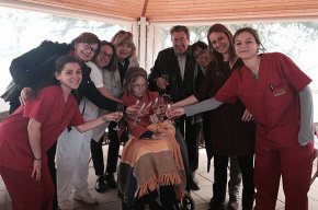 Paula Fischer rep la Medalla Centenària a la Residència Cambrils Suite
