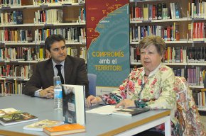 Olga Xirinacs comparteix detalls de la seva darrera novel·la "La inundació" amb el club de lectura de la Biblioteca
