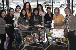 Cambrils Solidari recapta més de 1.800 productes alimentaris i d'higiene a l'hipermercat Esclat
