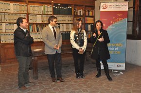 Pintura i poesia es donen la mà en l'exposició "Entre el cel i la terra"
