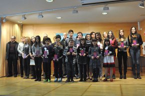 Les alumnes Gabriela Gonell de l'escola La Bòbila i Marina Resa de l'institut Ramon Berenguer IV, premiades al 8è Premi Sambori Òmnium