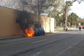 S'incendia un cotxe mentre circulava pel carrer de Robert Gerhard